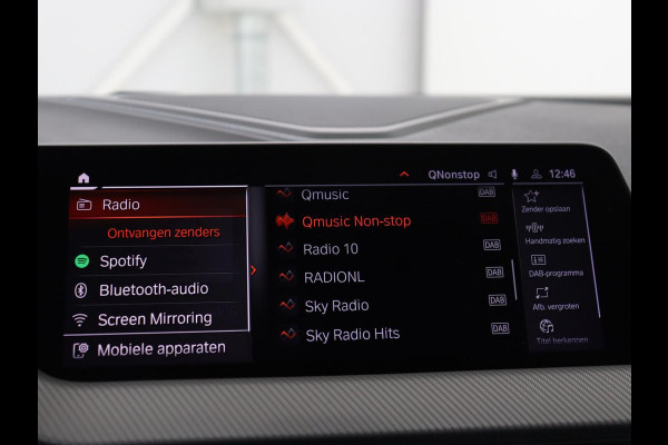 BMW 1-serie 118i High Executive Edition | M Sport | Panoramadak | Leder | Stoelverwarming | Camera | Carplay | Live Cockpit | Sfeerverlichting | Trekhaak | Navigatie | Sportstoelen | Park Assist | DAB | Climate control