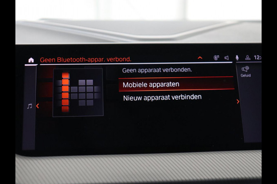 BMW 1-serie 118i High Executive Edition | M Sport | Panoramadak | Leder | Stoelverwarming | Camera | Carplay | Live Cockpit | Sfeerverlichting | Trekhaak | Navigatie | Sportstoelen | Park Assist | DAB | Climate control