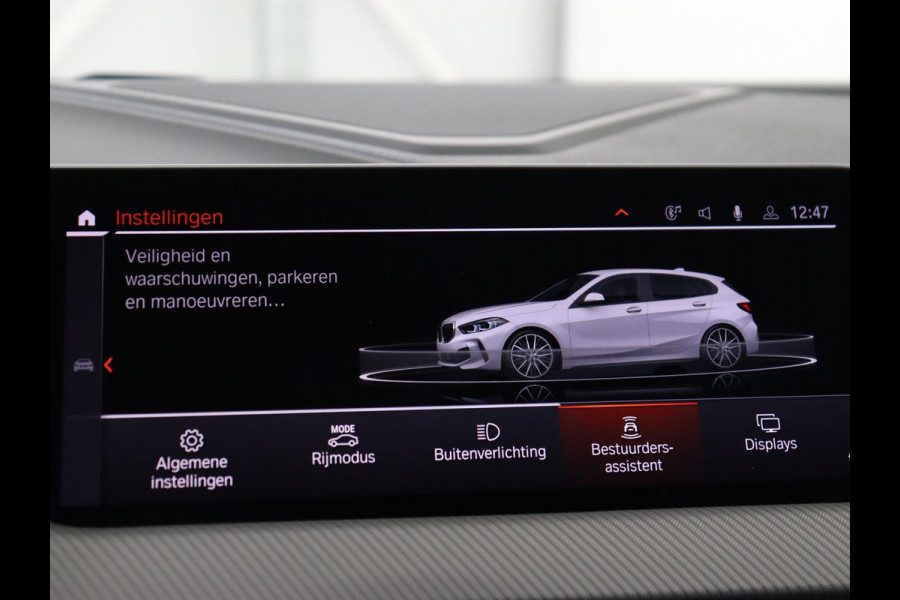 BMW 1-serie 118i High Executive Edition | M Sport | Panoramadak | Leder | Stoelverwarming | Camera | Carplay | Live Cockpit | Sfeerverlichting | Trekhaak | Navigatie | Sportstoelen | Park Assist | DAB | Climate control