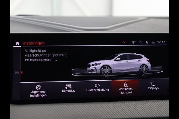 BMW 1-serie 118i High Executive Edition | M Sport | Panoramadak | Leder | Stoelverwarming | Camera | Carplay | Live Cockpit | Sfeerverlichting | Trekhaak | Navigatie | Sportstoelen | Park Assist | DAB | Climate control