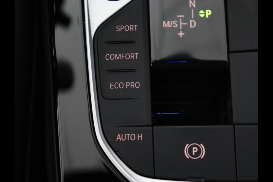 BMW 1-serie 118i High Executive Edition | M Sport | Panoramadak | Leder | Stoelverwarming | Camera | Carplay | Live Cockpit | Sfeerverlichting | Trekhaak | Navigatie | Sportstoelen | Park Assist | DAB | Climate control