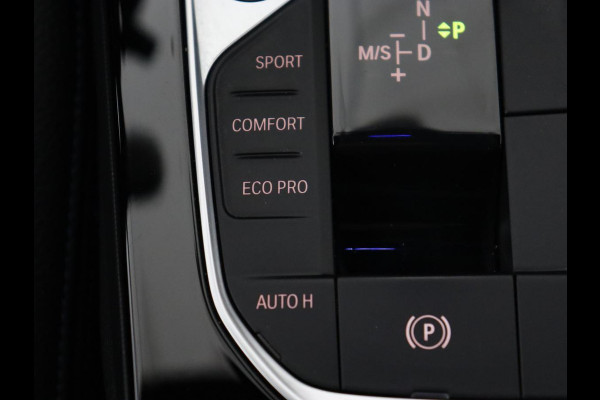 BMW 1-serie 118i High Executive Edition | M Sport | Panoramadak | Leder | Stoelverwarming | Camera | Carplay | Live Cockpit | Sfeerverlichting | Trekhaak | Navigatie | Sportstoelen | Park Assist | DAB | Climate control