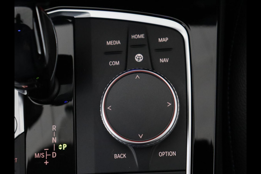 BMW 1-serie 118i High Executive Edition | M Sport | Panoramadak | Leder | Stoelverwarming | Camera | Carplay | Live Cockpit | Sfeerverlichting | Trekhaak | Navigatie | Sportstoelen | Park Assist | DAB | Climate control