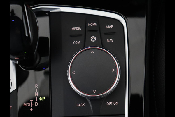 BMW 1-serie 118i High Executive Edition | M Sport | Panoramadak | Leder | Stoelverwarming | Camera | Carplay | Live Cockpit | Sfeerverlichting | Trekhaak | Navigatie | Sportstoelen | Park Assist | DAB | Climate control