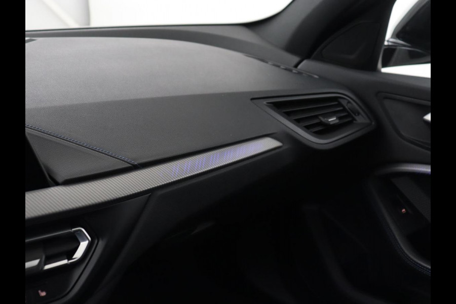BMW 1-serie 118i High Executive Edition | M Sport | Panoramadak | Leder | Stoelverwarming | Camera | Carplay | Live Cockpit | Sfeerverlichting | Trekhaak | Navigatie | Sportstoelen | Park Assist | DAB | Climate control