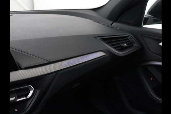 BMW 1-serie 118i High Executive Edition | M Sport | Panoramadak | Leder | Stoelverwarming | Camera | Carplay | Live Cockpit | Sfeerverlichting | Trekhaak | Navigatie | Sportstoelen | Park Assist | DAB | Climate control