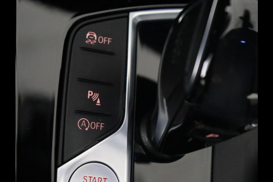 BMW 1-serie 118i High Executive Edition | M Sport | Panoramadak | Leder | Stoelverwarming | Camera | Carplay | Live Cockpit | Sfeerverlichting | Trekhaak | Navigatie | Sportstoelen | Park Assist | DAB | Climate control