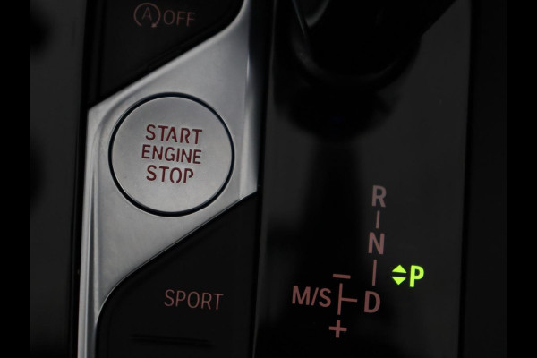 BMW 1-serie 118i High Executive Edition | M Sport | Panoramadak | Leder | Stoelverwarming | Camera | Carplay | Live Cockpit | Sfeerverlichting | Trekhaak | Navigatie | Sportstoelen | Park Assist | DAB | Climate control