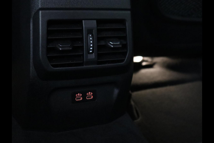 BMW 1-serie 118i High Executive Edition | M Sport | Panoramadak | Leder | Stoelverwarming | Camera | Carplay | Live Cockpit | Sfeerverlichting | Trekhaak | Navigatie | Sportstoelen | Park Assist | DAB | Climate control