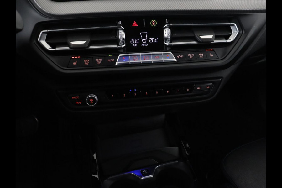 BMW 1-serie 118i High Executive Edition | M Sport | Panoramadak | Leder | Stoelverwarming | Camera | Carplay | Live Cockpit | Sfeerverlichting | Trekhaak | Navigatie | Sportstoelen | Park Assist | DAB | Climate control