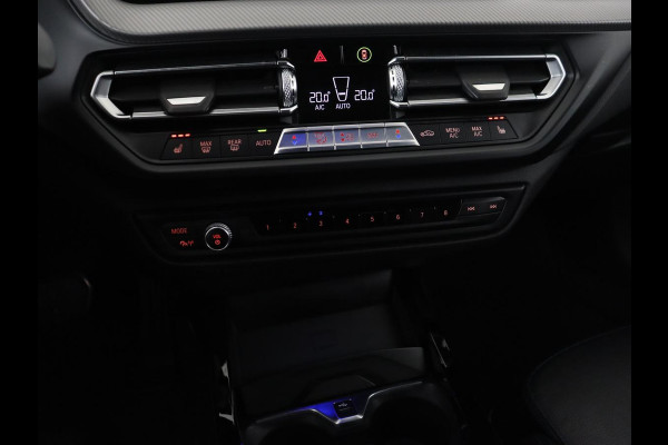 BMW 1-serie 118i High Executive Edition | M Sport | Panoramadak | Leder | Stoelverwarming | Camera | Carplay | Live Cockpit | Sfeerverlichting | Trekhaak | Navigatie | Sportstoelen | Park Assist | DAB | Climate control