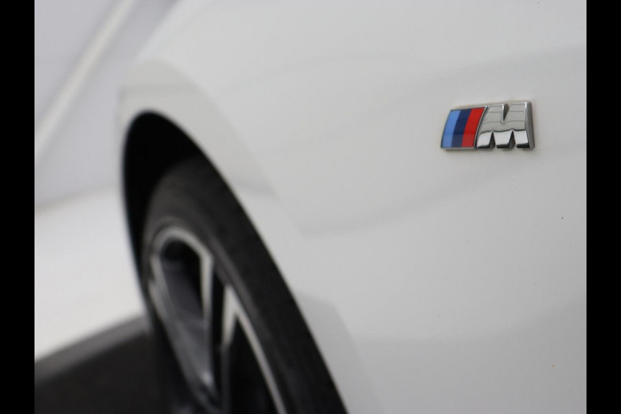 BMW 1-serie 118i High Executive Edition | M Sport | Panoramadak | Leder | Stoelverwarming | Camera | Carplay | Live Cockpit | Sfeerverlichting | Trekhaak | Navigatie | Sportstoelen | Park Assist | DAB | Climate control