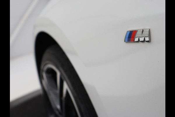 BMW 1-serie 118i High Executive Edition | M Sport | Panoramadak | Leder | Stoelverwarming | Camera | Carplay | Live Cockpit | Sfeerverlichting | Trekhaak | Navigatie | Sportstoelen | Park Assist | DAB | Climate control