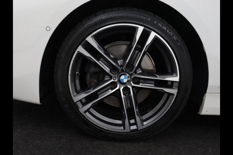 BMW 1-serie 118i High Executive Edition | M Sport | Panoramadak | Leder | Stoelverwarming | Camera | Carplay | Live Cockpit | Sfeerverlichting | Trekhaak | Navigatie | Sportstoelen | Park Assist | DAB | Climate control