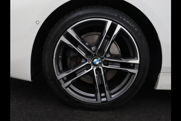 BMW 1-serie 118i High Executive Edition | M Sport | Panoramadak | Leder | Stoelverwarming | Camera | Carplay | Live Cockpit | Sfeerverlichting | Trekhaak | Navigatie | Sportstoelen | Park Assist | DAB | Climate control