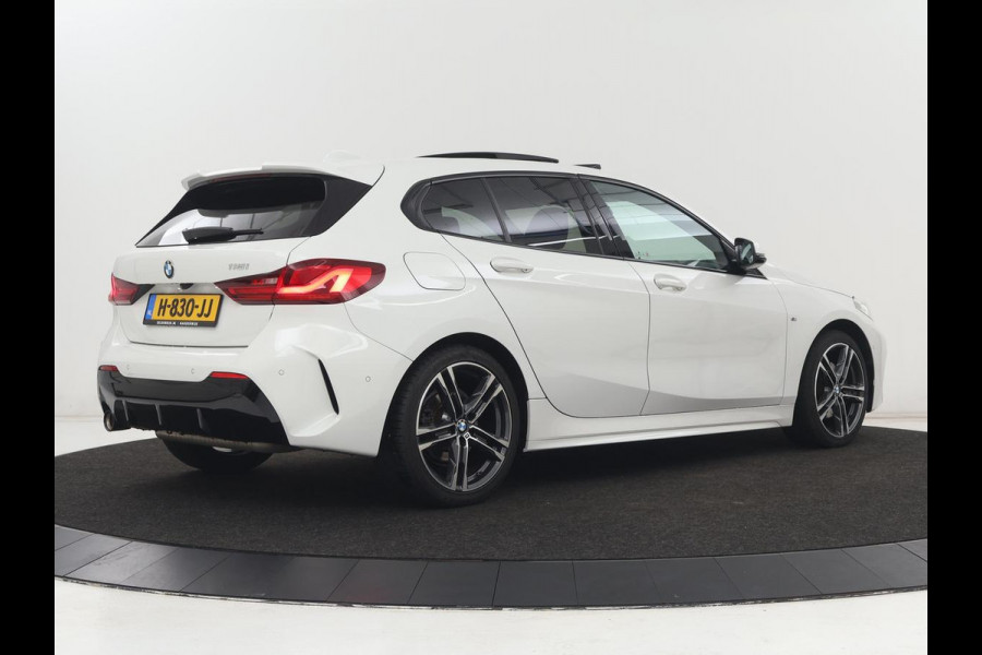 BMW 1-serie 118i High Executive Edition | M Sport | Panoramadak | Leder | Stoelverwarming | Camera | Carplay | Live Cockpit | Sfeerverlichting | Trekhaak | Navigatie | Sportstoelen | Park Assist | DAB | Climate control