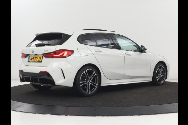 BMW 1-serie 118i High Executive Edition | M Sport | Panoramadak | Leder | Stoelverwarming | Camera | Carplay | Live Cockpit | Sfeerverlichting | Trekhaak | Navigatie | Sportstoelen | Park Assist | DAB | Climate control