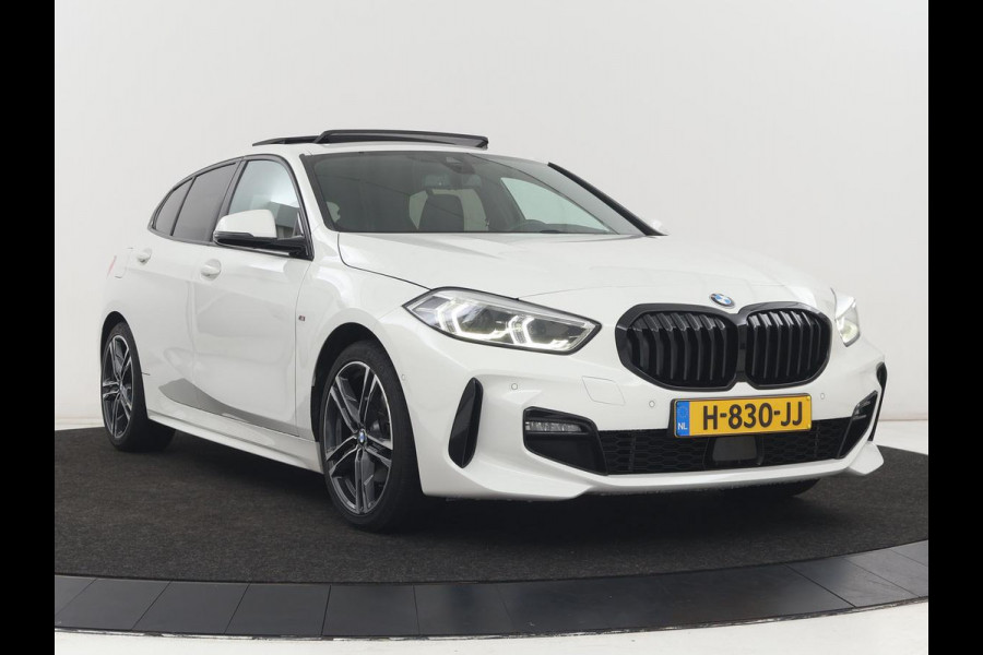 BMW 1-serie 118i High Executive Edition | M Sport | Panoramadak | Leder | Stoelverwarming | Camera | Carplay | Live Cockpit | Sfeerverlichting | Trekhaak | Navigatie | Sportstoelen | Park Assist | DAB | Climate control