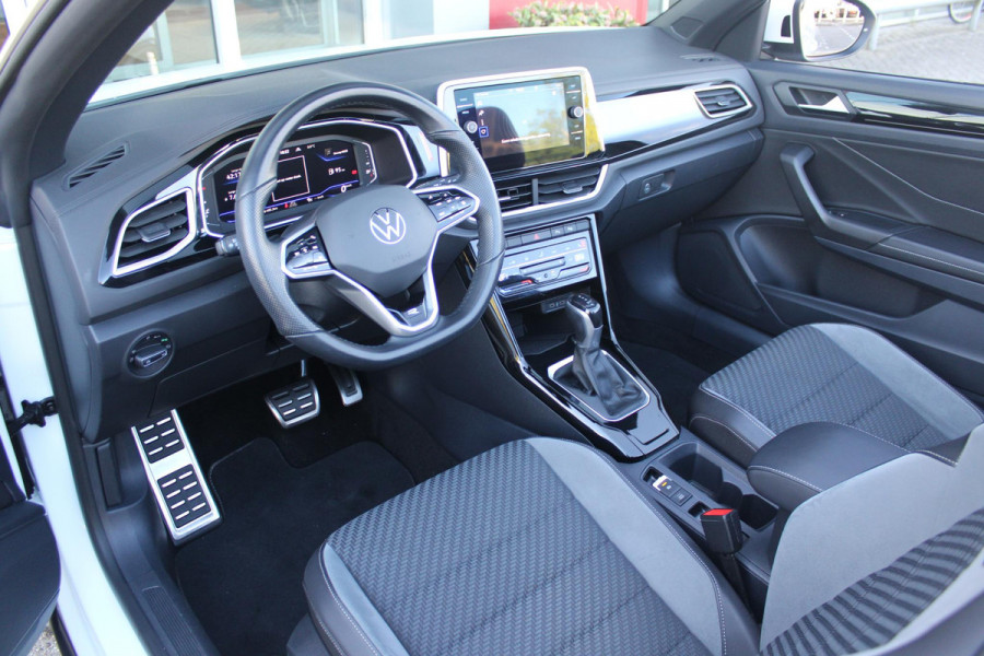 Volkswagen T-Roc Cabrio 1.5 TSI 150PK AUTOMAAT R-LINE BLACK STYLE | ACHTERUITRIJCAMERA | NAVIGATIE  | IQ LIGHT MATRIX KOPLAMPEN | DAB+ RADIO | DRAADLOOS APPLE CARPLAY/ANDROID AUTO | ADAPTIVE CRUISE CONTROL | STOEL/STUUR VERWARMING | 18" LICHTMETALEN VELGEN BLACK | PARKEERSENSOREN VOOR + ACHTER | VIRTUAL COCKPIT | DODEHOEK DETECTIE | R-LINE BEKLEDING | DAB+ RADIO |