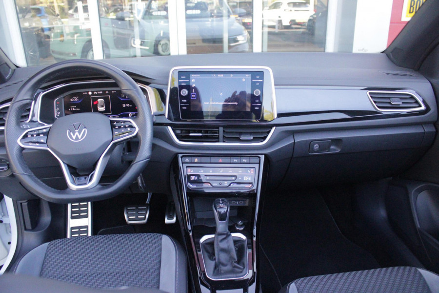 Volkswagen T-Roc Cabrio 1.5 TSI 150PK AUTOMAAT R-LINE BLACK STYLE | ACHTERUITRIJCAMERA | NAVIGATIE  | IQ LIGHT MATRIX KOPLAMPEN | DAB+ RADIO | DRAADLOOS APPLE CARPLAY/ANDROID AUTO | ADAPTIVE CRUISE CONTROL | STOEL/STUUR VERWARMING | 18" LICHTMETALEN VELGEN BLACK | PARKEERSENSOREN VOOR + ACHTER | VIRTUAL COCKPIT | DODEHOEK DETECTIE | R-LINE BEKLEDING | DAB+ RADIO |