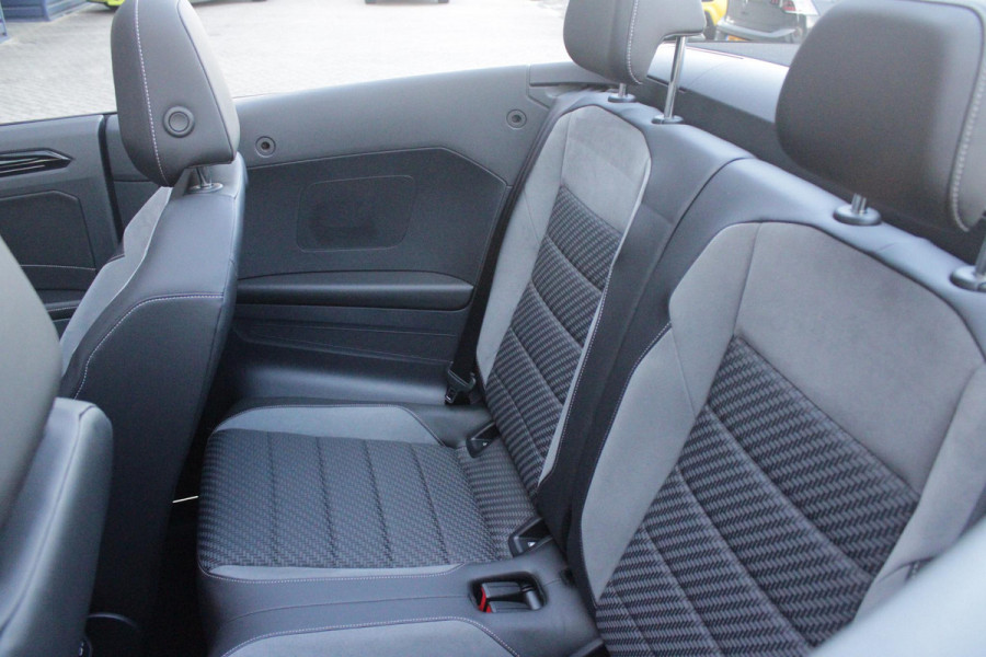 Volkswagen T-Roc Cabrio 1.5 TSI 150PK AUTOMAAT R-LINE BLACK STYLE | ACHTERUITRIJCAMERA | NAVIGATIE  | IQ LIGHT MATRIX KOPLAMPEN | DAB+ RADIO | DRAADLOOS APPLE CARPLAY/ANDROID AUTO | ADAPTIVE CRUISE CONTROL | STOEL/STUUR VERWARMING | 18" LICHTMETALEN VELGEN BLACK | PARKEERSENSOREN VOOR + ACHTER | VIRTUAL COCKPIT | DODEHOEK DETECTIE | R-LINE BEKLEDING | DAB+ RADIO |