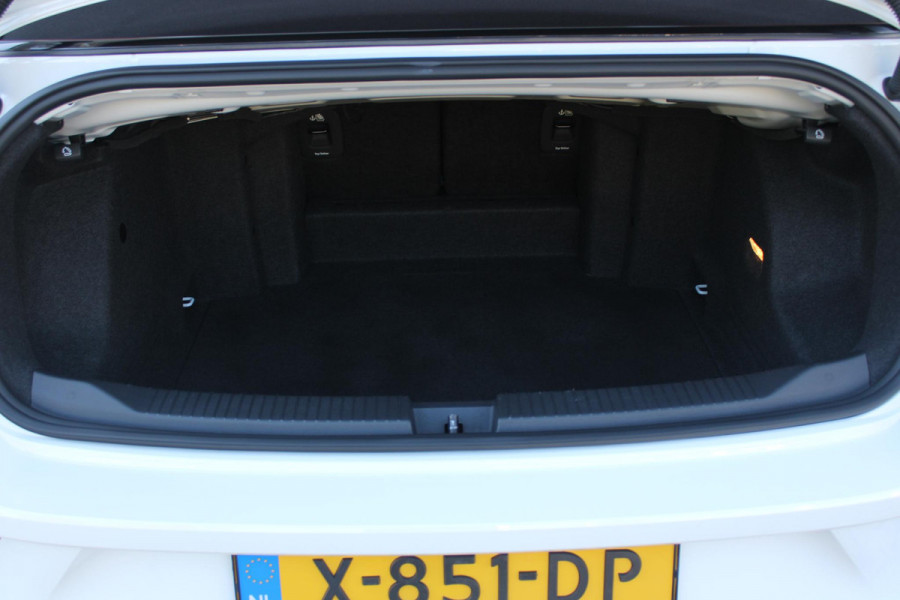 Volkswagen T-Roc Cabrio 1.5 TSI 150PK AUTOMAAT R-LINE BLACK STYLE | ACHTERUITRIJCAMERA | NAVIGATIE  | IQ LIGHT MATRIX KOPLAMPEN | DAB+ RADIO | DRAADLOOS APPLE CARPLAY/ANDROID AUTO | ADAPTIVE CRUISE CONTROL | STOEL/STUUR VERWARMING | 18" LICHTMETALEN VELGEN BLACK | PARKEERSENSOREN VOOR + ACHTER | VIRTUAL COCKPIT | DODEHOEK DETECTIE | R-LINE BEKLEDING | DAB+ RADIO |