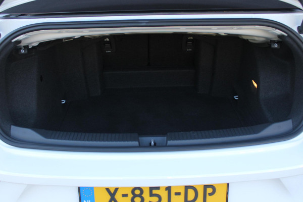 Volkswagen T-Roc Cabrio 1.5 TSI 150PK AUTOMAAT R-LINE BLACK STYLE | ACHTERUITRIJCAMERA | NAVIGATIE  | IQ LIGHT MATRIX KOPLAMPEN | DAB+ RADIO | DRAADLOOS APPLE CARPLAY/ANDROID AUTO | ADAPTIVE CRUISE CONTROL | STOEL/STUUR VERWARMING | 18" LICHTMETALEN VELGEN BLACK | PARKEERSENSOREN VOOR + ACHTER | VIRTUAL COCKPIT | DODEHOEK DETECTIE | R-LINE BEKLEDING | DAB+ RADIO |
