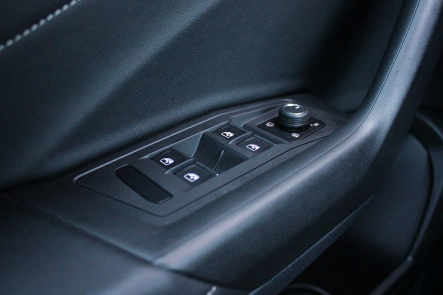 Volkswagen T-Roc Cabrio 1.5 TSI 150PK AUTOMAAT R-LINE BLACK STYLE | ACHTERUITRIJCAMERA | NAVIGATIE  | IQ LIGHT MATRIX KOPLAMPEN | DAB+ RADIO | DRAADLOOS APPLE CARPLAY/ANDROID AUTO | ADAPTIVE CRUISE CONTROL | STOEL/STUUR VERWARMING | 18" LICHTMETALEN VELGEN BLACK | PARKEERSENSOREN VOOR + ACHTER | VIRTUAL COCKPIT | DODEHOEK DETECTIE | R-LINE BEKLEDING | DAB+ RADIO |