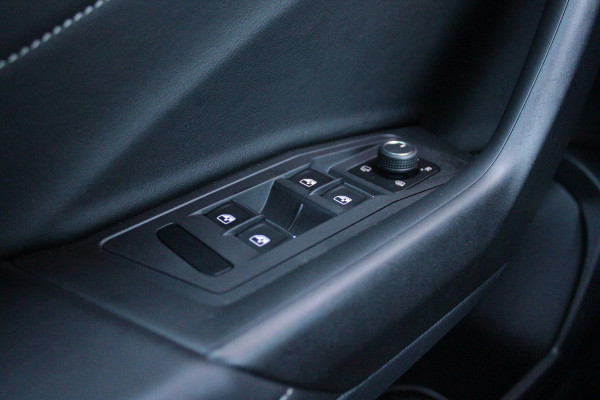 Volkswagen T-Roc Cabrio 1.5 TSI 150PK AUTOMAAT R-LINE BLACK STYLE | ACHTERUITRIJCAMERA | NAVIGATIE  | IQ LIGHT MATRIX KOPLAMPEN | DAB+ RADIO | DRAADLOOS APPLE CARPLAY/ANDROID AUTO | ADAPTIVE CRUISE CONTROL | STOEL/STUUR VERWARMING | 18" LICHTMETALEN VELGEN BLACK | PARKEERSENSOREN VOOR + ACHTER | VIRTUAL COCKPIT | DODEHOEK DETECTIE | R-LINE BEKLEDING | DAB+ RADIO |