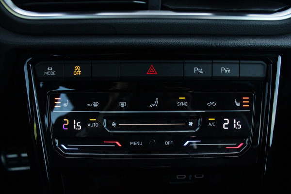 Volkswagen T-Roc Cabrio 1.5 TSI 150PK AUTOMAAT R-LINE BLACK STYLE | ACHTERUITRIJCAMERA | NAVIGATIE  | IQ LIGHT MATRIX KOPLAMPEN | DAB+ RADIO | DRAADLOOS APPLE CARPLAY/ANDROID AUTO | ADAPTIVE CRUISE CONTROL | STOEL/STUUR VERWARMING | 18" LICHTMETALEN VELGEN BLACK | PARKEERSENSOREN VOOR + ACHTER | VIRTUAL COCKPIT | DODEHOEK DETECTIE | R-LINE BEKLEDING | DAB+ RADIO |