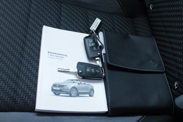 Volkswagen T-Roc Cabrio 1.5 TSI 150PK AUTOMAAT R-LINE BLACK STYLE | ACHTERUITRIJCAMERA | NAVIGATIE  | IQ LIGHT MATRIX KOPLAMPEN | DAB+ RADIO | DRAADLOOS APPLE CARPLAY/ANDROID AUTO | ADAPTIVE CRUISE CONTROL | STOEL/STUUR VERWARMING | 18" LICHTMETALEN VELGEN BLACK | PARKEERSENSOREN VOOR + ACHTER | VIRTUAL COCKPIT | DODEHOEK DETECTIE | R-LINE BEKLEDING | DAB+ RADIO |