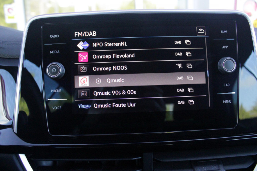 Volkswagen T-Roc Cabrio 1.5 TSI 150PK AUTOMAAT R-LINE BLACK STYLE | ACHTERUITRIJCAMERA | NAVIGATIE  | IQ LIGHT MATRIX KOPLAMPEN | DAB+ RADIO | DRAADLOOS APPLE CARPLAY/ANDROID AUTO | ADAPTIVE CRUISE CONTROL | STOEL/STUUR VERWARMING | 18" LICHTMETALEN VELGEN BLACK | PARKEERSENSOREN VOOR + ACHTER | VIRTUAL COCKPIT | DODEHOEK DETECTIE | R-LINE BEKLEDING | DAB+ RADIO |