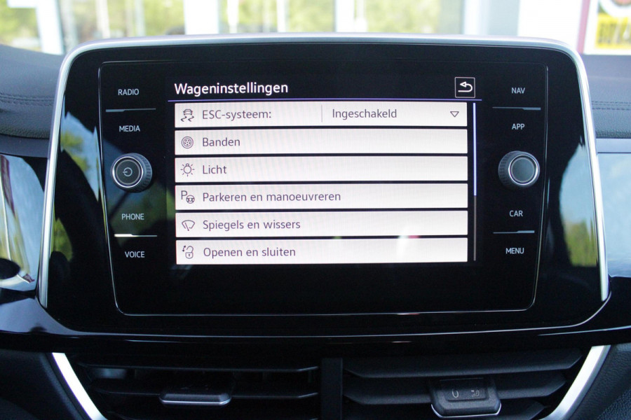 Volkswagen T-Roc Cabrio 1.5 TSI 150PK AUTOMAAT R-LINE BLACK STYLE | ACHTERUITRIJCAMERA | NAVIGATIE  | IQ LIGHT MATRIX KOPLAMPEN | DAB+ RADIO | DRAADLOOS APPLE CARPLAY/ANDROID AUTO | ADAPTIVE CRUISE CONTROL | STOEL/STUUR VERWARMING | 18" LICHTMETALEN VELGEN BLACK | PARKEERSENSOREN VOOR + ACHTER | VIRTUAL COCKPIT | DODEHOEK DETECTIE | R-LINE BEKLEDING | DAB+ RADIO |