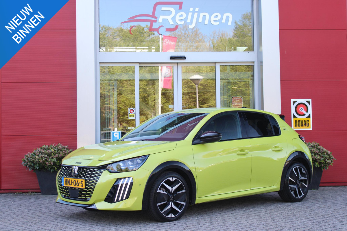 Peugeot 208 1.2 Hybrid 145PK AUTOMAAT GT | ALCANTARA "EXECUTIVE INTERIOR" (STOEL VERWARMING/ELEKTRISCH VERSTELBARE BESTUUDERSSTOEL MET MASSAGE FUNCTIE/ALCANTARA BEKLEDING | METAALLAK "JAUNE AGUENDA" | DRIVE ASSIST PLUS PACK (ADAPTIVE CRUISE CONTROL/STOP & GO FUNCTIE/LANE KEEPING/POSITIONING ASSIST) | 17" LICHTMETALEN VELGEN "YANAKA" | SFEER VERLICHTING IN 8 KLEUREN | KEYLESS ENTRY/START | DRAADLOZE APPLE CARPLAY/ANDROID AUTO | DRAADLOZE TELEFOONLADER | VISION & NAVIGATION PACK (NAVIGATIE/HD CAMERA VOOR EN ACHTER/DODEHOEK BEWAKING/INSTAPVERLICHTING | FULL LED KOPLAMPEN |