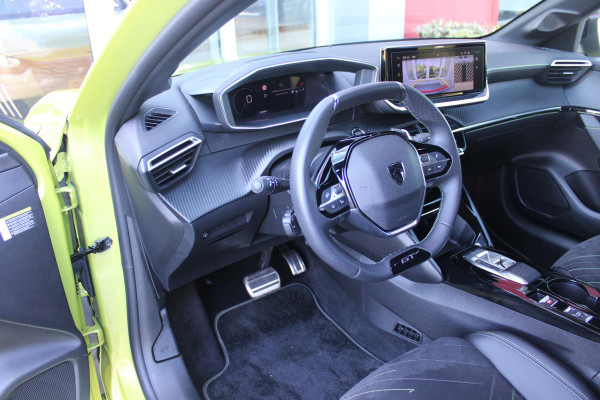 Peugeot 208 1.2 Hybrid 145PK AUTOMAAT GT | ALCANTARA "EXECUTIVE INTERIOR" (STOEL VERWARMING/ELEKTRISCH VERSTELBARE BESTUUDERSSTOEL MET MASSAGE FUNCTIE/ALCANTARA BEKLEDING | METAALLAK "JAUNE AGUENDA" | DRIVE ASSIST PLUS PACK (ADAPTIVE CRUISE CONTROL/STOP & GO FUNCTIE/LANE KEEPING/POSITIONING ASSIST) | 17" LICHTMETALEN VELGEN "YANAKA" | SFEER VERLICHTING IN 8 KLEUREN | KEYLESS ENTRY/START | DRAADLOZE APPLE CARPLAY/ANDROID AUTO | DRAADLOZE TELEFOONLADER | VISION & NAVIGATION PACK (NAVIGATIE/HD CAMERA VOOR EN ACHTER/DODEHOEK BEWAKING/INSTAPVERLICHTING | FULL LED KOPLAMPEN |