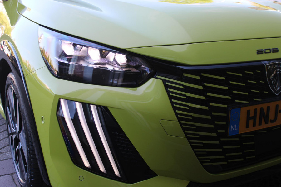Peugeot 208 1.2 Hybrid 145PK AUTOMAAT GT | ALCANTARA "EXECUTIVE INTERIOR" (STOEL VERWARMING/ELEKTRISCH VERSTELBARE BESTUUDERSSTOEL MET MASSAGE FUNCTIE/ALCANTARA BEKLEDING | METAALLAK "JAUNE AGUENDA" | DRIVE ASSIST PLUS PACK (ADAPTIVE CRUISE CONTROL/STOP & GO FUNCTIE/LANE KEEPING/POSITIONING ASSIST) | 17" LICHTMETALEN VELGEN "YANAKA" | SFEER VERLICHTING IN 8 KLEUREN | KEYLESS ENTRY/START | DRAADLOZE APPLE CARPLAY/ANDROID AUTO | DRAADLOZE TELEFOONLADER | VISION & NAVIGATION PACK (NAVIGATIE/HD CAMERA VOOR EN ACHTER/DODEHOEK BEWAKING/INSTAPVERLICHTING | FULL LED KOPLAMPEN |