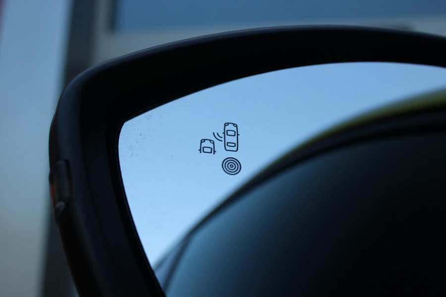 Peugeot 208 1.2 Hybrid 145PK AUTOMAAT GT | ALCANTARA "EXECUTIVE INTERIOR" (STOEL VERWARMING/ELEKTRISCH VERSTELBARE BESTUUDERSSTOEL MET MASSAGE FUNCTIE/ALCANTARA BEKLEDING | METAALLAK "JAUNE AGUENDA" | DRIVE ASSIST PLUS PACK (ADAPTIVE CRUISE CONTROL/STOP & GO FUNCTIE/LANE KEEPING/POSITIONING ASSIST) | 17" LICHTMETALEN VELGEN "YANAKA" | SFEER VERLICHTING IN 8 KLEUREN | KEYLESS ENTRY/START | DRAADLOZE APPLE CARPLAY/ANDROID AUTO | DRAADLOZE TELEFOONLADER | VISION & NAVIGATION PACK (NAVIGATIE/HD CAMERA VOOR EN ACHTER/DODEHOEK BEWAKING/INSTAPVERLICHTING | FULL LED KOPLAMPEN |