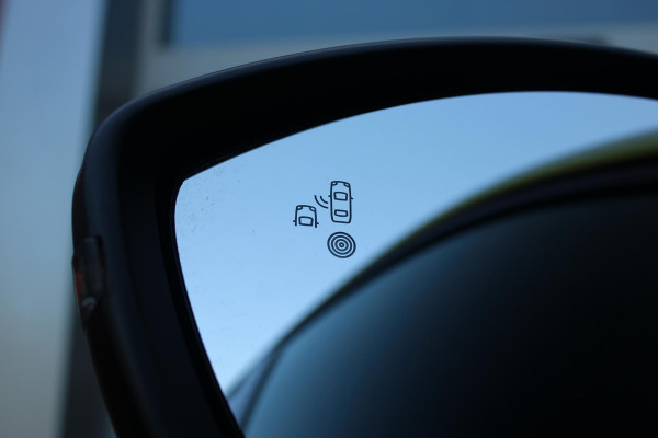 Peugeot 208 1.2 Hybrid 145PK AUTOMAAT GT | ALCANTARA "EXECUTIVE INTERIOR" (STOEL VERWARMING/ELEKTRISCH VERSTELBARE BESTUUDERSSTOEL MET MASSAGE FUNCTIE/ALCANTARA BEKLEDING | METAALLAK "JAUNE AGUENDA" | DRIVE ASSIST PLUS PACK (ADAPTIVE CRUISE CONTROL/STOP & GO FUNCTIE/LANE KEEPING/POSITIONING ASSIST) | 17" LICHTMETALEN VELGEN "YANAKA" | SFEER VERLICHTING IN 8 KLEUREN | KEYLESS ENTRY/START | DRAADLOZE APPLE CARPLAY/ANDROID AUTO | DRAADLOZE TELEFOONLADER | VISION & NAVIGATION PACK (NAVIGATIE/HD CAMERA VOOR EN ACHTER/DODEHOEK BEWAKING/INSTAPVERLICHTING | FULL LED KOPLAMPEN |