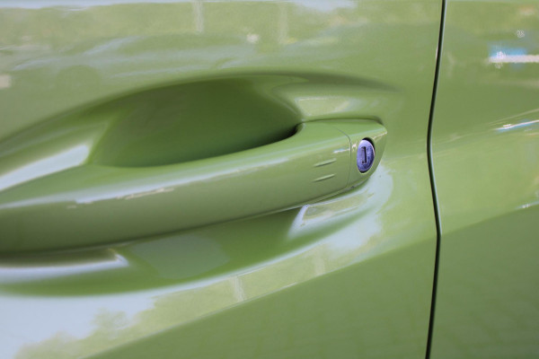 Peugeot 208 1.2 Hybrid 145PK AUTOMAAT GT | ALCANTARA "EXECUTIVE INTERIOR" (STOEL VERWARMING/ELEKTRISCH VERSTELBARE BESTUUDERSSTOEL MET MASSAGE FUNCTIE/ALCANTARA BEKLEDING | METAALLAK "JAUNE AGUENDA" | DRIVE ASSIST PLUS PACK (ADAPTIVE CRUISE CONTROL/STOP & GO FUNCTIE/LANE KEEPING/POSITIONING ASSIST) | 17" LICHTMETALEN VELGEN "YANAKA" | SFEER VERLICHTING IN 8 KLEUREN | KEYLESS ENTRY/START | DRAADLOZE APPLE CARPLAY/ANDROID AUTO | DRAADLOZE TELEFOONLADER | VISION & NAVIGATION PACK (NAVIGATIE/HD CAMERA VOOR EN ACHTER/DODEHOEK BEWAKING/INSTAPVERLICHTING | FULL LED KOPLAMPEN |