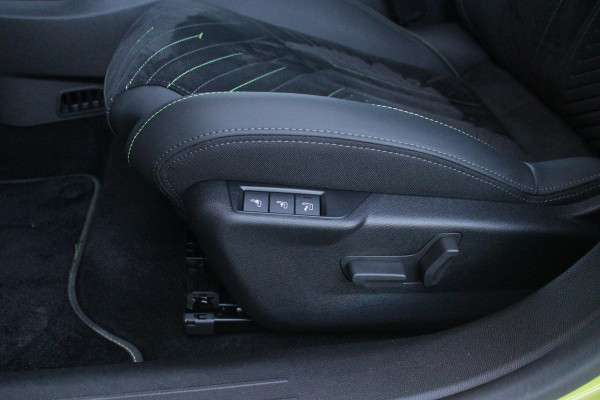 Peugeot 208 1.2 Hybrid 145PK AUTOMAAT GT | ALCANTARA "EXECUTIVE INTERIOR" (STOEL VERWARMING/ELEKTRISCH VERSTELBARE BESTUUDERSSTOEL MET MASSAGE FUNCTIE/ALCANTARA BEKLEDING | METAALLAK "JAUNE AGUENDA" | DRIVE ASSIST PLUS PACK (ADAPTIVE CRUISE CONTROL/STOP & GO FUNCTIE/LANE KEEPING/POSITIONING ASSIST) | 17" LICHTMETALEN VELGEN "YANAKA" | SFEER VERLICHTING IN 8 KLEUREN | KEYLESS ENTRY/START | DRAADLOZE APPLE CARPLAY/ANDROID AUTO | DRAADLOZE TELEFOONLADER | VISION & NAVIGATION PACK (NAVIGATIE/HD CAMERA VOOR EN ACHTER/DODEHOEK BEWAKING/INSTAPVERLICHTING | FULL LED KOPLAMPEN |