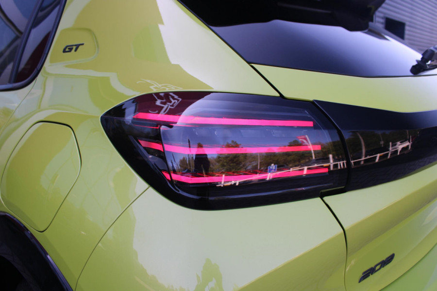 Peugeot 208 1.2 Hybrid 145PK AUTOMAAT GT | ALCANTARA "EXECUTIVE INTERIOR" (STOEL VERWARMING/ELEKTRISCH VERSTELBARE BESTUUDERSSTOEL MET MASSAGE FUNCTIE/ALCANTARA BEKLEDING | METAALLAK "JAUNE AGUENDA" | DRIVE ASSIST PLUS PACK (ADAPTIVE CRUISE CONTROL/STOP & GO FUNCTIE/LANE KEEPING/POSITIONING ASSIST) | 17" LICHTMETALEN VELGEN "YANAKA" | SFEER VERLICHTING IN 8 KLEUREN | KEYLESS ENTRY/START | DRAADLOZE APPLE CARPLAY/ANDROID AUTO | DRAADLOZE TELEFOONLADER | VISION & NAVIGATION PACK (NAVIGATIE/HD CAMERA VOOR EN ACHTER/DODEHOEK BEWAKING/INSTAPVERLICHTING | FULL LED KOPLAMPEN |