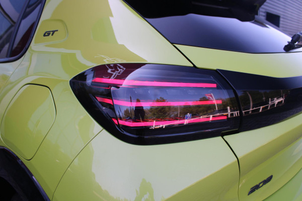 Peugeot 208 1.2 Hybrid 145PK AUTOMAAT GT | ALCANTARA "EXECUTIVE INTERIOR" (STOEL VERWARMING/ELEKTRISCH VERSTELBARE BESTUUDERSSTOEL MET MASSAGE FUNCTIE/ALCANTARA BEKLEDING | METAALLAK "JAUNE AGUENDA" | DRIVE ASSIST PLUS PACK (ADAPTIVE CRUISE CONTROL/STOP & GO FUNCTIE/LANE KEEPING/POSITIONING ASSIST) | 17" LICHTMETALEN VELGEN "YANAKA" | SFEER VERLICHTING IN 8 KLEUREN | KEYLESS ENTRY/START | DRAADLOZE APPLE CARPLAY/ANDROID AUTO | DRAADLOZE TELEFOONLADER | VISION & NAVIGATION PACK (NAVIGATIE/HD CAMERA VOOR EN ACHTER/DODEHOEK BEWAKING/INSTAPVERLICHTING | FULL LED KOPLAMPEN |