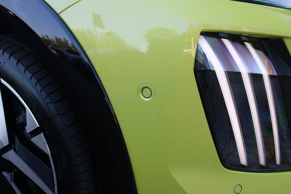 Peugeot 208 1.2 Hybrid 145PK AUTOMAAT GT | ALCANTARA "EXECUTIVE INTERIOR" (STOEL VERWARMING/ELEKTRISCH VERSTELBARE BESTUUDERSSTOEL MET MASSAGE FUNCTIE/ALCANTARA BEKLEDING | METAALLAK "JAUNE AGUENDA" | DRIVE ASSIST PLUS PACK (ADAPTIVE CRUISE CONTROL/STOP & GO FUNCTIE/LANE KEEPING/POSITIONING ASSIST) | 17" LICHTMETALEN VELGEN "YANAKA" | SFEER VERLICHTING IN 8 KLEUREN | KEYLESS ENTRY/START | DRAADLOZE APPLE CARPLAY/ANDROID AUTO | DRAADLOZE TELEFOONLADER | VISION & NAVIGATION PACK (NAVIGATIE/HD CAMERA VOOR EN ACHTER/DODEHOEK BEWAKING/INSTAPVERLICHTING | FULL LED KOPLAMPEN |