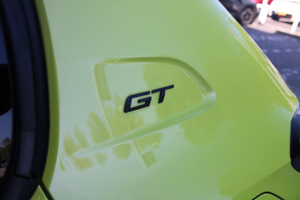 Peugeot 208 1.2 Hybrid 145PK AUTOMAAT GT | ALCANTARA "EXECUTIVE INTERIOR" (STOEL VERWARMING/ELEKTRISCH VERSTELBARE BESTUUDERSSTOEL MET MASSAGE FUNCTIE/ALCANTARA BEKLEDING | METAALLAK "JAUNE AGUENDA" | DRIVE ASSIST PLUS PACK (ADAPTIVE CRUISE CONTROL/STOP & GO FUNCTIE/LANE KEEPING/POSITIONING ASSIST) | 17" LICHTMETALEN VELGEN "YANAKA" | SFEER VERLICHTING IN 8 KLEUREN | KEYLESS ENTRY/START | DRAADLOZE APPLE CARPLAY/ANDROID AUTO | DRAADLOZE TELEFOONLADER | VISION & NAVIGATION PACK (NAVIGATIE/HD CAMERA VOOR EN ACHTER/DODEHOEK BEWAKING/INSTAPVERLICHTING | FULL LED KOPLAMPEN |