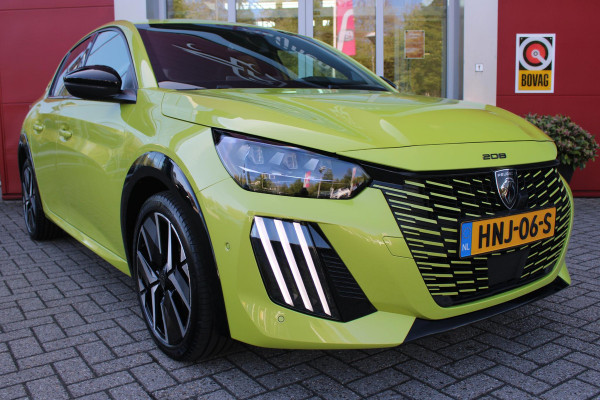 Peugeot 208 1.2 Hybrid 145PK AUTOMAAT GT | ALCANTARA "EXECUTIVE INTERIOR" (STOEL VERWARMING/ELEKTRISCH VERSTELBARE BESTUUDERSSTOEL MET MASSAGE FUNCTIE/ALCANTARA BEKLEDING | METAALLAK "JAUNE AGUENDA" | DRIVE ASSIST PLUS PACK (ADAPTIVE CRUISE CONTROL/STOP & GO FUNCTIE/LANE KEEPING/POSITIONING ASSIST) | 17" LICHTMETALEN VELGEN "YANAKA" | SFEER VERLICHTING IN 8 KLEUREN | KEYLESS ENTRY/START | DRAADLOZE APPLE CARPLAY/ANDROID AUTO | DRAADLOZE TELEFOONLADER | VISION & NAVIGATION PACK (NAVIGATIE/HD CAMERA VOOR EN ACHTER/DODEHOEK BEWAKING/INSTAPVERLICHTING | FULL LED KOPLAMPEN |