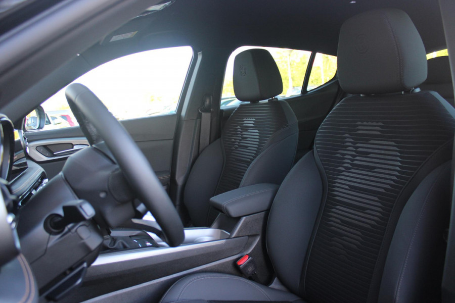 Alfa Romeo Tonale 1.3T PHEV 280PK SPRINT | ADAPTIVE CRUISE CONTROL | LED MATRIX KOPLAMPEN | STOEL/STUUR VERWARMING | PARKEERSENSOREN VOOR + ACHTER | ACHTERUITRIJ CAMERA | DRAADLOZE APPLE CARPLAY/ANDROID AUTO | NAVIGATIE | CLIMATE CONTROL | DRAADLOZE TELEFOONLADER |