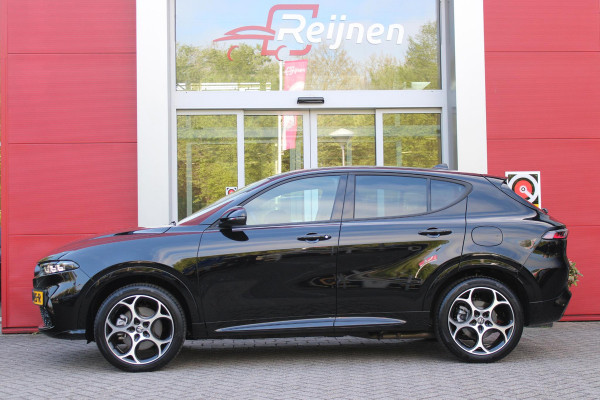 Alfa Romeo Tonale 1.3T PHEV 280PK SPRINT | ADAPTIVE CRUISE CONTROL | LED MATRIX KOPLAMPEN | STOEL/STUUR VERWARMING | PARKEERSENSOREN VOOR + ACHTER | ACHTERUITRIJ CAMERA | DRAADLOZE APPLE CARPLAY/ANDROID AUTO | NAVIGATIE | CLIMATE CONTROL | DRAADLOZE TELEFOONLADER |