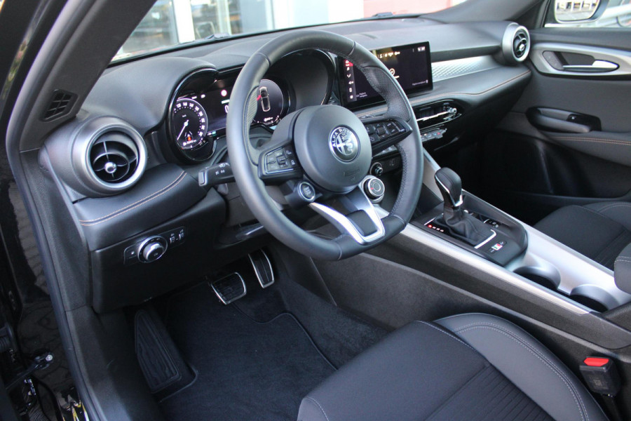 Alfa Romeo Tonale 1.3T PHEV 280PK SPRINT | ADAPTIVE CRUISE CONTROL | LED MATRIX KOPLAMPEN | STOEL/STUUR VERWARMING | PARKEERSENSOREN VOOR + ACHTER | ACHTERUITRIJ CAMERA | DRAADLOZE APPLE CARPLAY/ANDROID AUTO | NAVIGATIE | CLIMATE CONTROL | DRAADLOZE TELEFOONLADER |