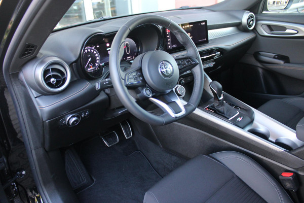 Alfa Romeo Tonale 1.3T PHEV 280PK SPRINT | ADAPTIVE CRUISE CONTROL | LED MATRIX KOPLAMPEN | STOEL/STUUR VERWARMING | PARKEERSENSOREN VOOR + ACHTER | ACHTERUITRIJ CAMERA | DRAADLOZE APPLE CARPLAY/ANDROID AUTO | NAVIGATIE | CLIMATE CONTROL | DRAADLOZE TELEFOONLADER |