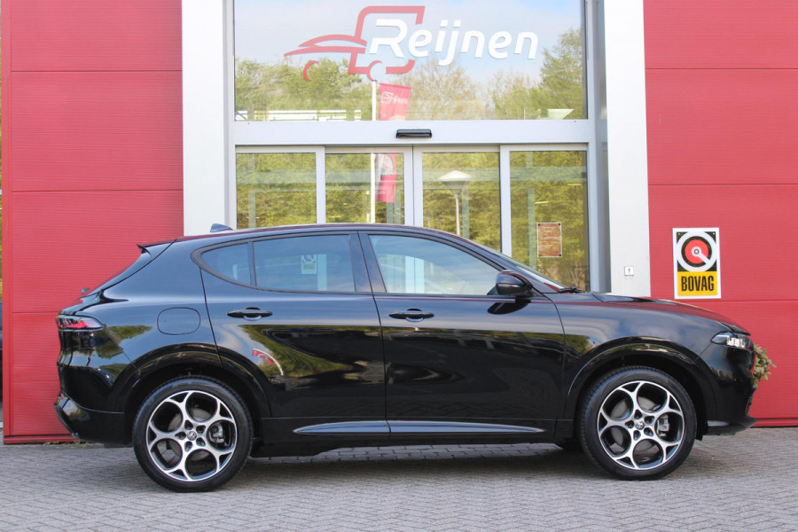 Alfa Romeo Tonale 1.3T PHEV 280PK SPRINT | ADAPTIVE CRUISE CONTROL | LED MATRIX KOPLAMPEN | STOEL/STUUR VERWARMING | PARKEERSENSOREN VOOR + ACHTER | ACHTERUITRIJ CAMERA | DRAADLOZE APPLE CARPLAY/ANDROID AUTO | NAVIGATIE | CLIMATE CONTROL | DRAADLOZE TELEFOONLADER |